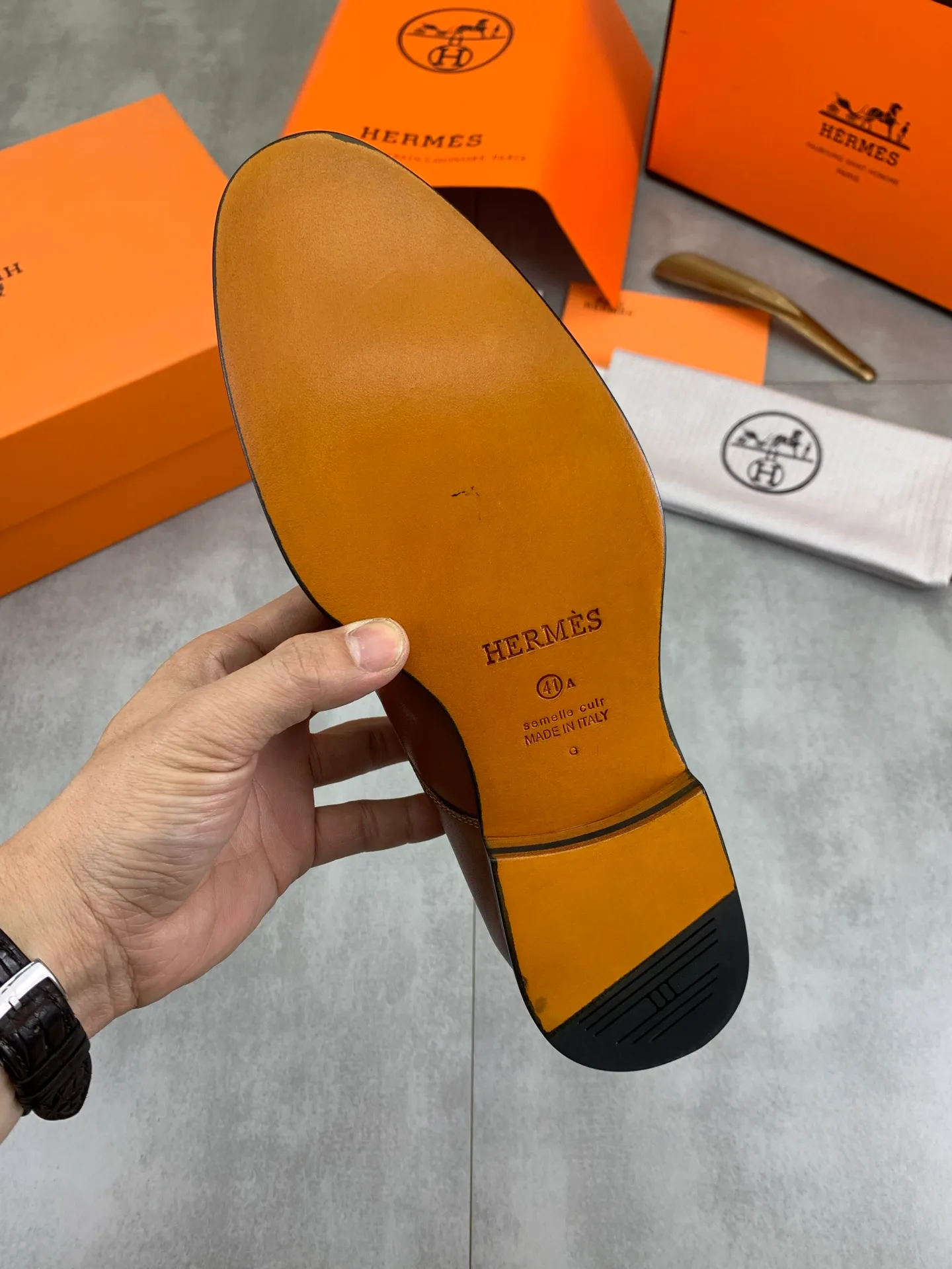 Factory price P940 💰💎💎💎 Original genuine leather outsole Brand: Hermès Grade: Same as the official website Original quality materials: Original soft calfskin Water-dyed cowhide lining Original Italian genuine leather outsole Style categories: Men's fashion Formal casual leather shoes Slip-on men's shoes series Young fashion European and American trends British style Code number: 39-45 (38.46 can be customized)